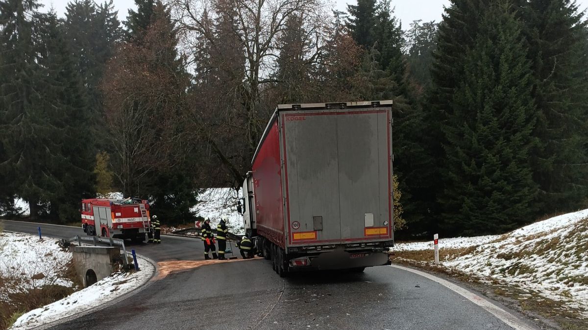 Kamion se střetl s osobákem, šumavská silnice bude do večera uzavřená